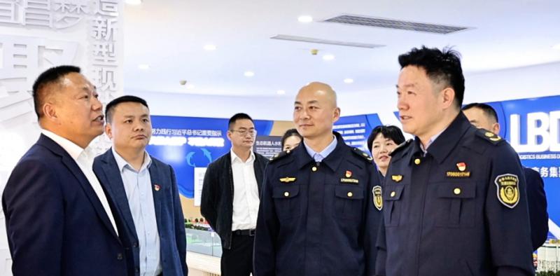 坚持党建引领 共抓长江大保护---中共宜昌市交通运输综合执法支队猇亭区大队联合弘洋·海汇港党支部开展主题党日活动